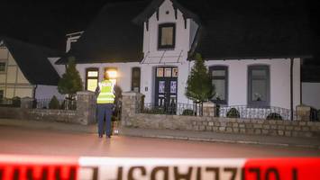 Armbrust-Attacke an der Haustür: Pfeil bohrt sich in 73-Jährigen