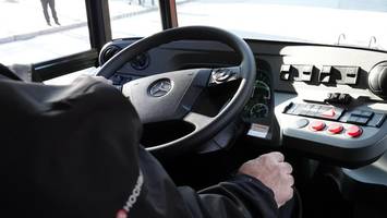 Bekifft im Straßenverkehr? Busfahrer fährt in parkendes Auto