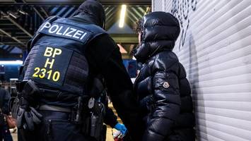 er will brezeln am hauptbahnhof mitgehen lassen – und landet im gefängnis