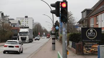 fahren trotz rot: norderstedt braucht blitzer an mehr ampeln!