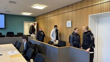 Kind (12) zum Bahngleis gezerrt: Beschuldigter hörte Stimmen