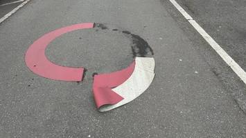 verkehrsflopp in eimsbüttel: bunte markierungen lösen sich von der straße