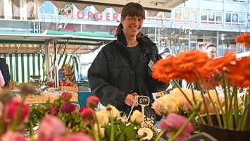 wie diese frau für frischen wind auf dem harburger wochenmarkt sorgt