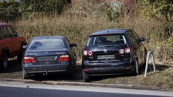Alles voller Wracks: Diese Straße in Hamburg verkommt zum Autofriedhof