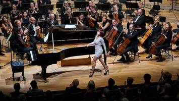 elbphilharmonie: diese pianistin spielt auch mit dem unterarm