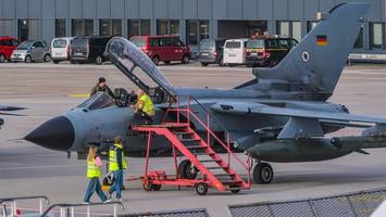 bundeswehr-tornados über norderstedt – kampfjets landen am flughafen hamburg