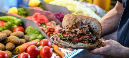 Bohrmaschine statt Rührgerät: Gesundheitsamt kritisiert „Baustellen-Methoden“ in Ulmer Dönerladen