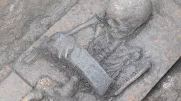 rätselhafte kindergräber mit kriegergürteln stellen alte traditionen infrage