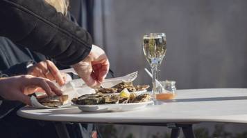 vater (99) und sohn (80) knacken restaurant-rekord und erhalten lebenslang kostenlose austern