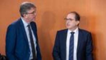 Deutscher Buchhandlungspreis: Streit über Buchhandlungen: Dobrindt nimmt Weimer in Schutz