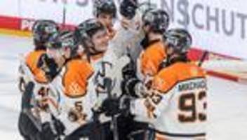 eishockey: wolfsburg legt in del-playoffs gegen schwenningen vor