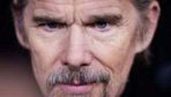 Kinostart: Dauer-Scrollen statt Kino: Hawke kritisiert Handy-Kultur