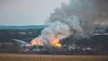 mülldeponie in flammen: großbrand auf mülldeponie in zeulenroda - warnung