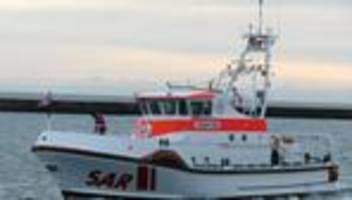 notfall auf der nordsee: seenotretter schleppen havarierten fischkutter nach büsum