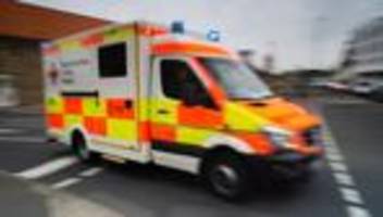 oberbayern: rollstuhlfahrerin fällt in bach - passanten greifen ein