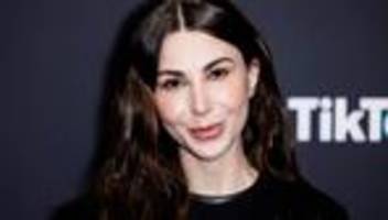 Shitstorm nach Video: Rabenmutter-Vorwürfe – Influencerin Dr. Emi unter Beschuss