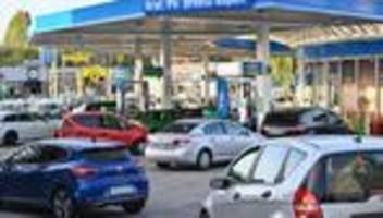 hohe spritpreise: slowakei schränkt treibstoffverkauf ein, italien senkt benzinsteuer