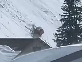 Mehrmals überschlagen: Gondel in Schweizer Skigebiet stürzt ab