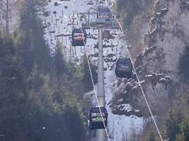 Mehrmals überschlagen: Gondel stürzt in Schweizer Skigebiet ab