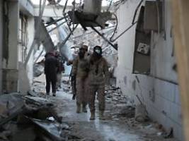 Nach schwerem Luftangriff : Taliban und Pakistan vereinbaren Feuerpause bis Ramadan-Ende