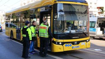 Bus kollidiert in Pankow mit Fußgänger – lebensgefährlich verletzt