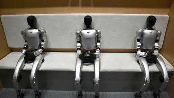 Chinesische Polizisten führen Roboter ab – er hatte eine Frau erschreckt