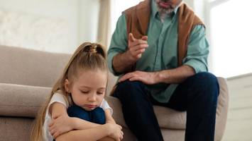 Gaslighting durch die Eltern: Diese Sprüche können fatale Folgen haben