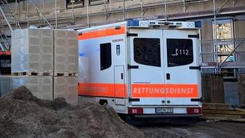 Palette herabgestürzt: Schwerer Arbeitsunfall auf Baustelle in Pankow