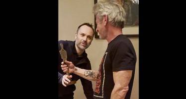 Oscars 2025: Sean Penn erhält in der Ukraine Ersatz-Oscar aus kriegsbeschädigtem Metall