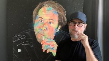 Bjarne Mädel versteigert sein Gesicht: Mann mit Lolli für die gute Sache