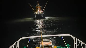 dichter qualm auf fischkutter – schiff droht an nordsee-sandbank festzulaufen