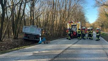 frontalcrash von lkw: fahrer muss reanimiert werden, b431 gesperrt