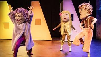 schauspielhaus: „die schönen und das biest“ fesselt das sehr junge publikum