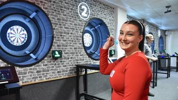 Stellenbörse auf lockere Art: Den Chef beim Bowlen und Dartspielen kennenlernen