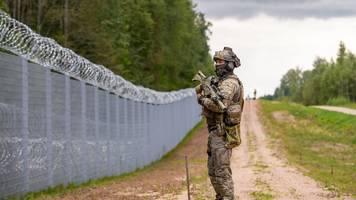 Lettischer Geheimdienst warnt: Belarus trainiert Migranten für Angriffe auf EU-Grenzschützer