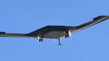 neuer us-bomber b-21 besteht wichtigen formationsflug mit stratotanker