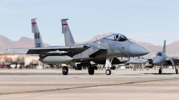 Plötzlich rollt ein Kampfjet vorbei: Kurioses Autobahn-Video zeigt, wie riesig die F-15 wirklich ist