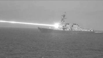 Zerstörer brutzelt Drohnen-Schwarm mit Super-Laser