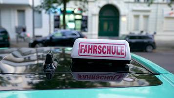 Er hatte Fahrschülern per Kopfhörer die Antworten eingeflüstert: Fahrlehrer verurteilt