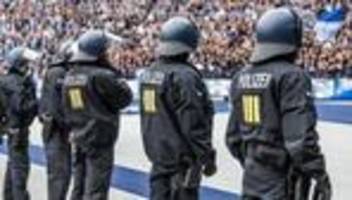 Druck auf Fußballverbände: Sportminister warnen: Kipppunkt in Debatte um Fangewalt