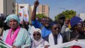 gesetze gegen homosexualität: küssen sich zwei männer in dakar