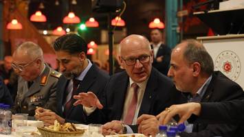 Berliner Spitzenkandidaten unterschreiben Kodex für „Stadtfrieden“