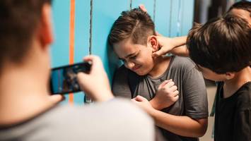 Experten warnen vor Mobbing: Werden WhatsApp und Co. jetzt reguliert?