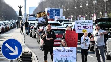 Fahrlehrer protestierten mit Autokorso in Berlin – „Laienausbildung tötet Menschen“