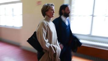 Paketbote, Vermittler, Bewacher: Ex-Polizist stellte Blocks 130.000-Euro-Rechnung