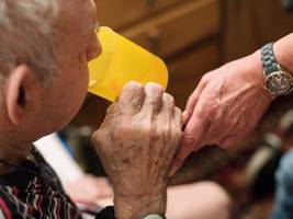 häusliche pflege: hunderttausende erhalten die hilfe nicht, die ihnen zusteht