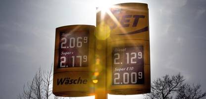 spritpreise: politiker werfen mineralöl-lobby erpressung vor