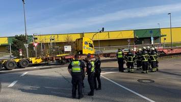 Schon wieder: Hafenbahn kollidiert mit Lkw – zwei Menschen verletzt
