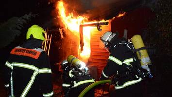 Anwohner schlägt Alarm: Gartenlaube in Bergedorf in hellen Flammen