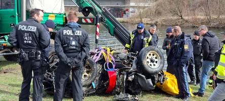 spektakuläre aktion: polizei zieht autowrack aus der wertach